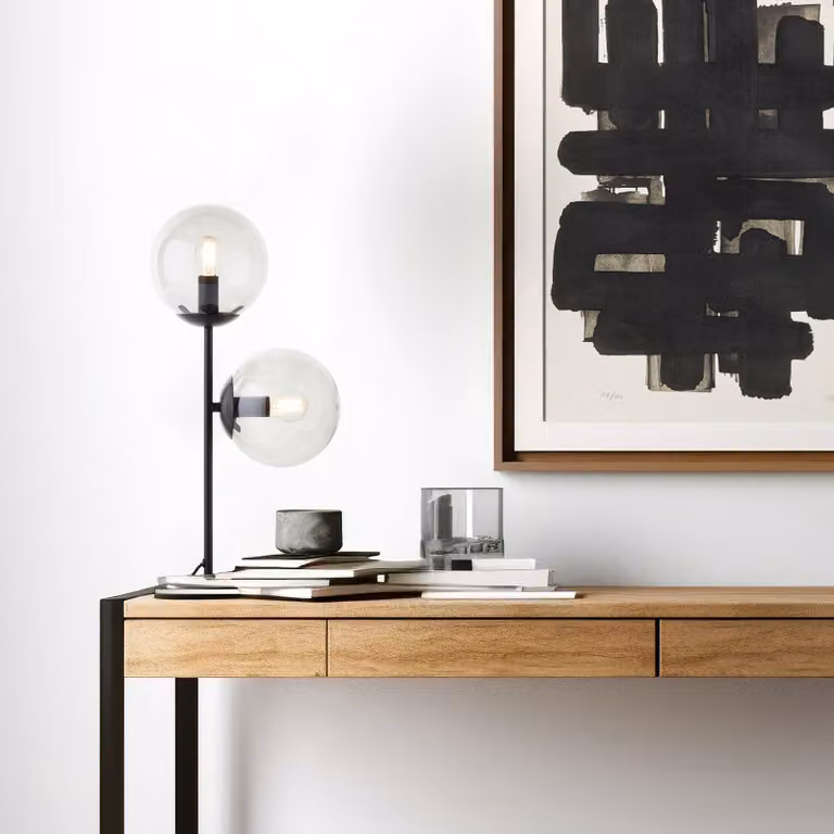 Lampada da tavolo nera BRILLIANT con paralume in vetro fumé, altezza 48 cm, attacco E14, realizzata in metallo
