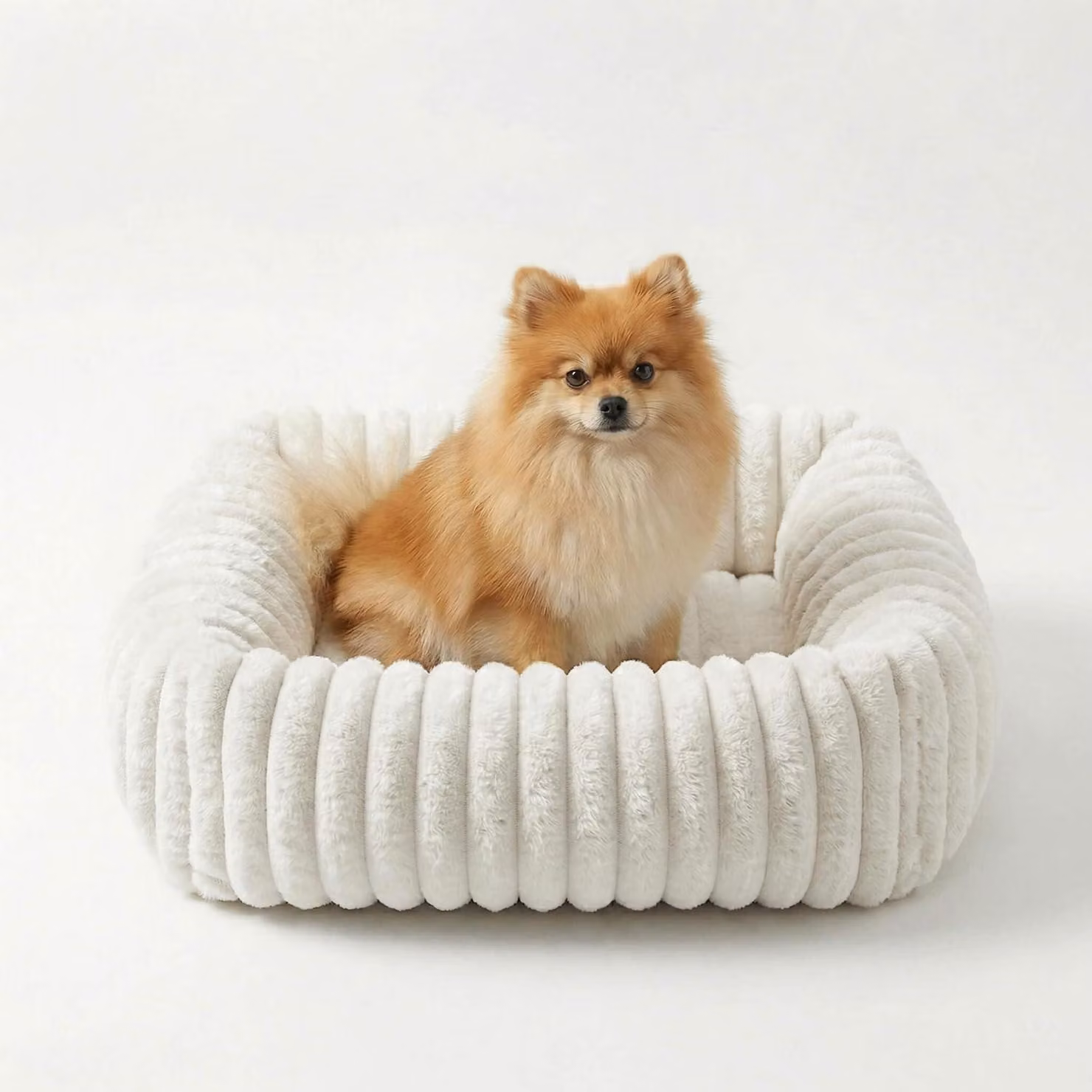 Cuccia per cani, dimensioni M, 63x53x18 cm. Lavabile, rivestita in ecopelliccia, colore bianco crema