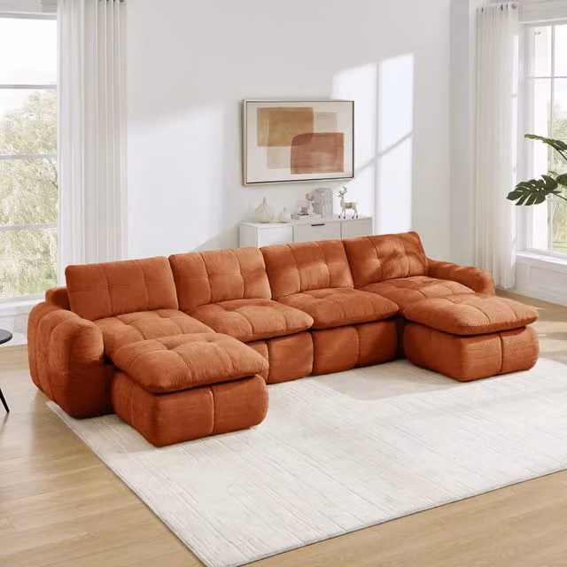 Divano modulare a U OKWISH da 4 posti con 2 pouf coordinati, design moderno trapuntato in tessuto arancione, L: 334 cm, P: 160 cm, H: 68 cm