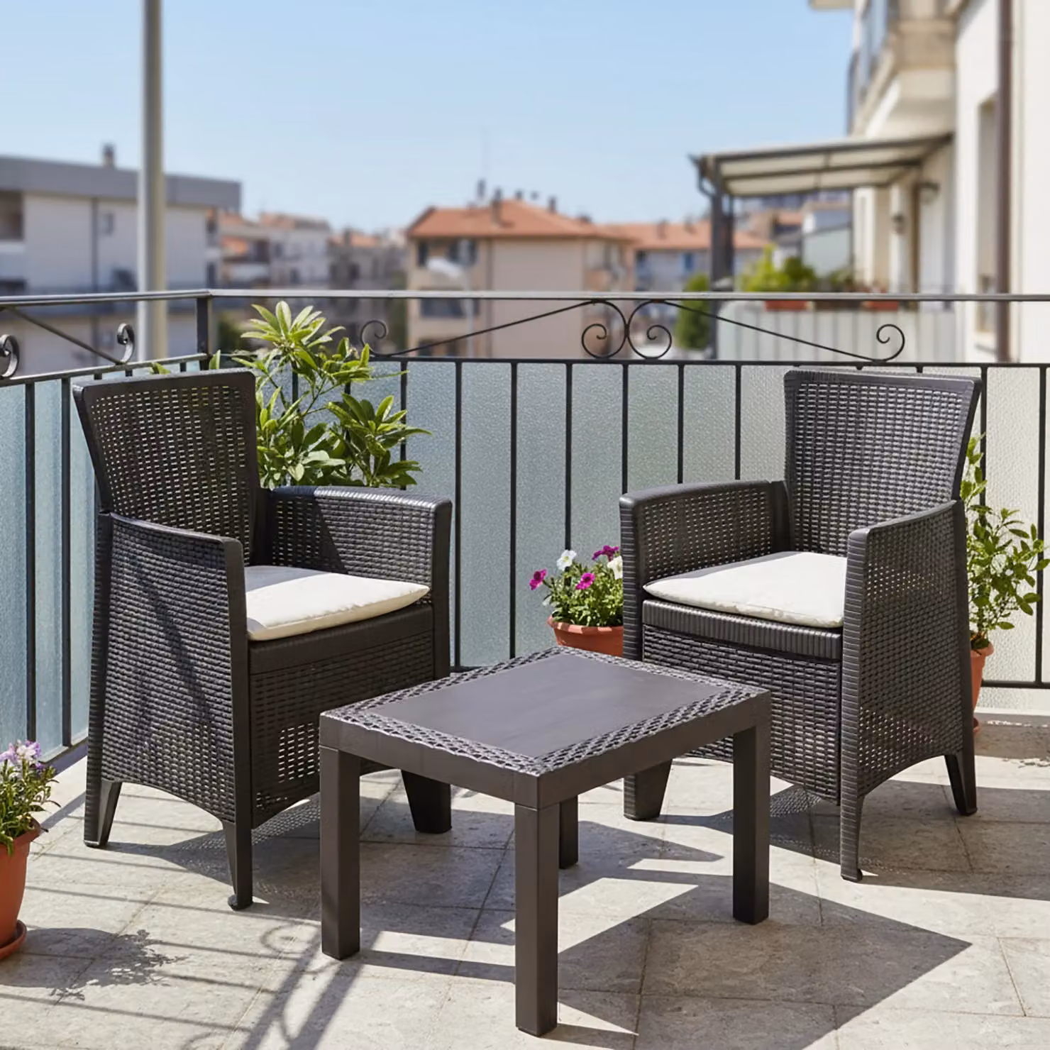 Set da giardino PROGARDEN Forest composto da 3 pezzi in rattan marrone con poltrone lounge, tavolino da caffè e cuscini beige – 2