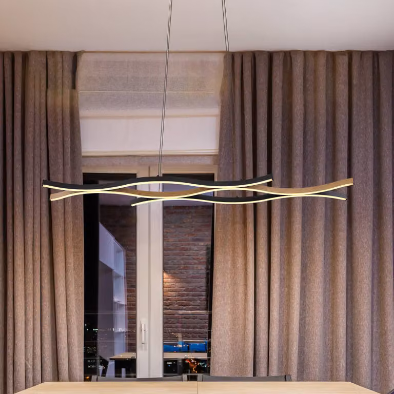 Globo Lampada LED a sospensione Geronimo, lunghezza 108 cm, nero/effetto legno Geronimo, Nero, Soggiorno / Sala da pranzo, Alluminio, Moderno