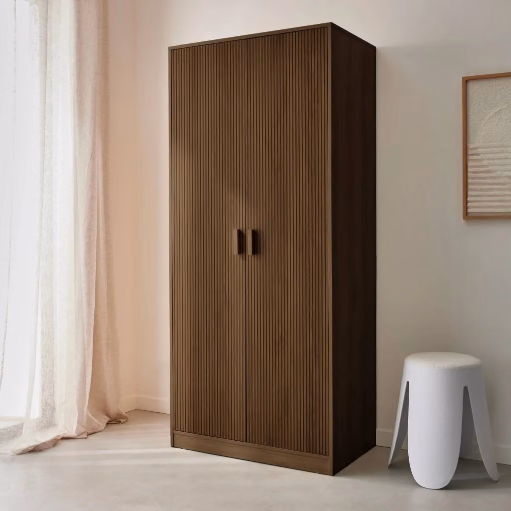 Armadio moderno Sweeek in legno color noce con 2 ante, asta appendiabiti e ripiani interni, L: 80 cm, P: 51,6 cm, H: 180 cm – 2