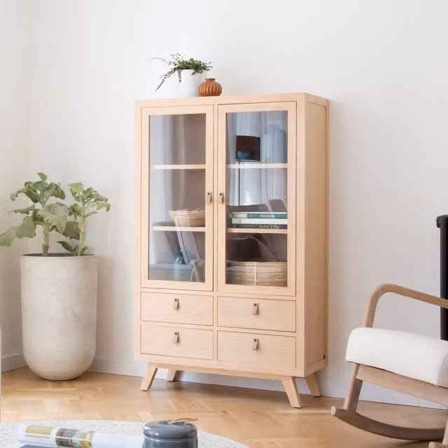 Vetrina Banak in legno e vetro colore sabbia/beige con ante in vetro e ripiani interni in stile scandinavo