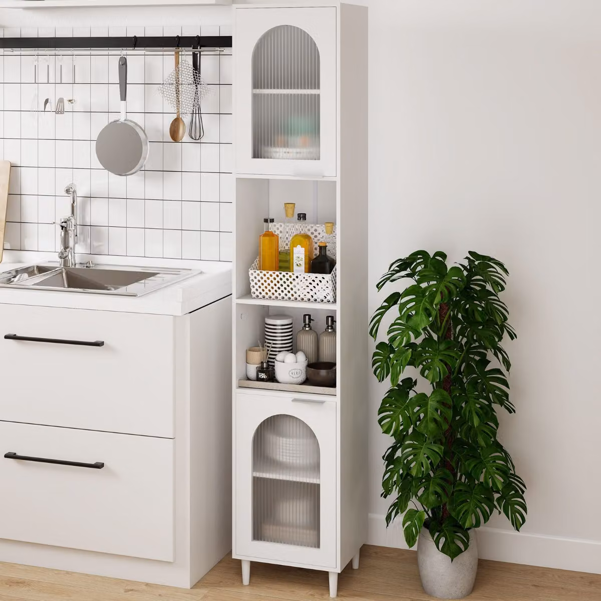 Armadio alto Costway bianco con 2 ante in vetro scanalato e ripiani regolabili per bagno o cucina
