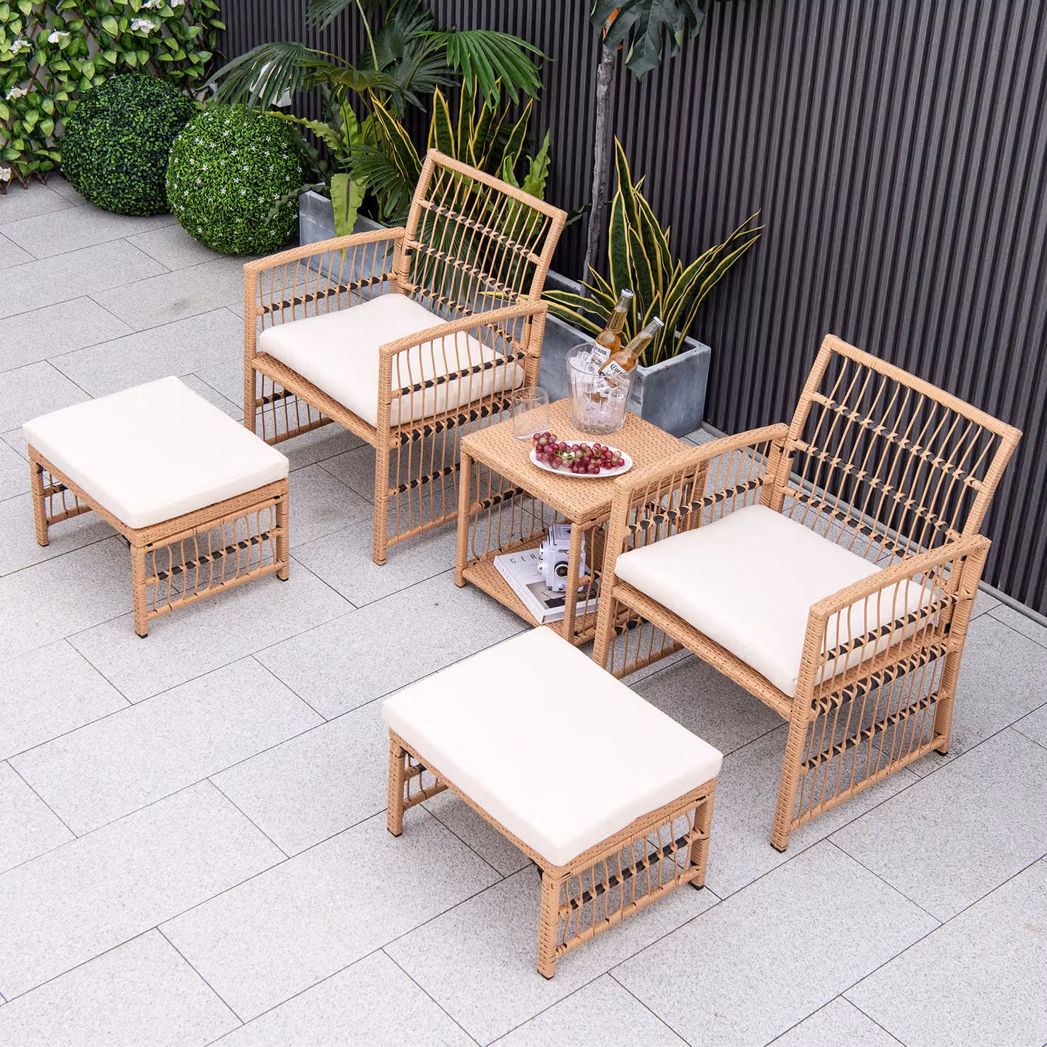 Set salotto da giardino Costway in rattan e metallo composto da 5 pezzi con tavolino, 2 poltrone e 2 ottomani beige e marrone con cuscini inclusi