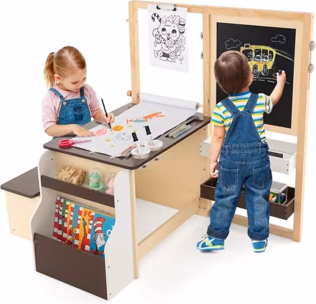 Set 3 in 1 Tavolo e Sedie per Bambini Costway in Legno Marrone con Lavagna Reversibile, Magnetica e Cavalletto Regolabile, Libreria e Accessori Artistici