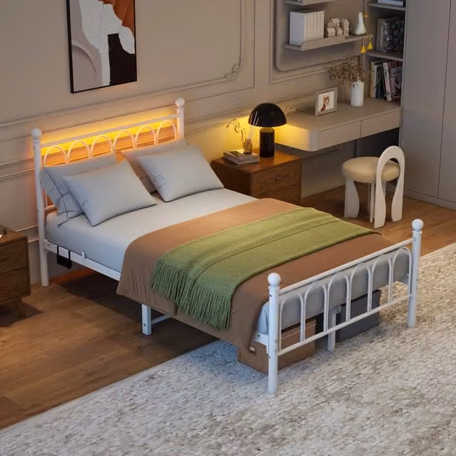 Letto singolo OKWISH moderno in tessuto bianco con testiera alta, luci LED, porta USB, presa integrata e spazio sottostante, L/P/H: 120 x 200 x 102 cm