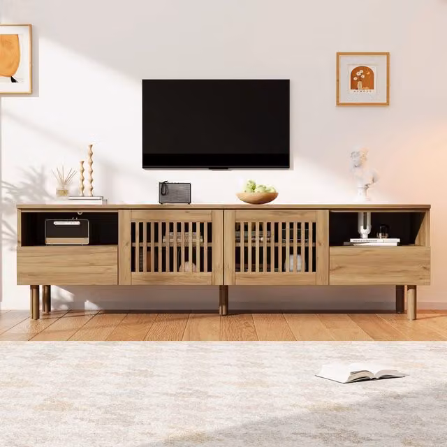 Mobile TV 180x40x51 cm in MDF con gambe in legno massello, 2 ante a griglia, 2 cassetti e vani aperti. Per TV 55-75 pollici