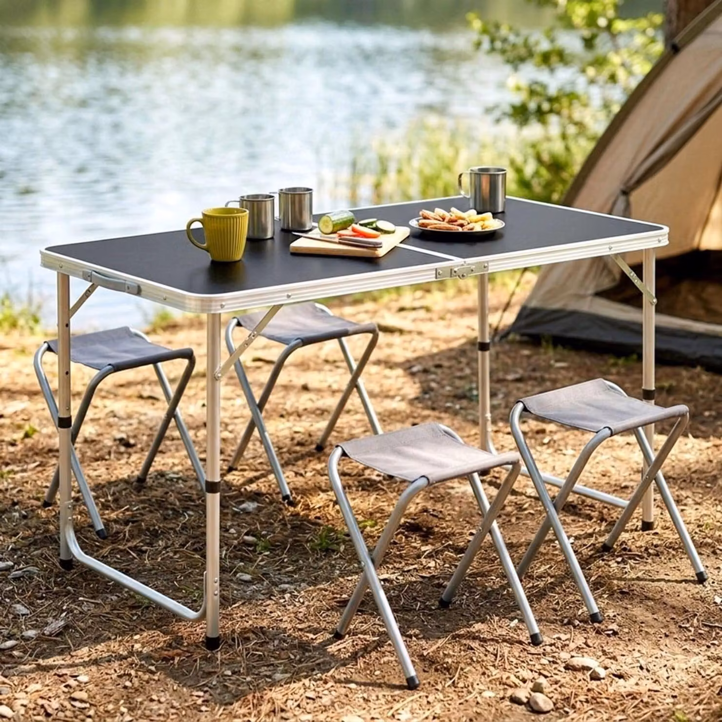 Set da campeggio con tavolo pieghevole regolabile in altezza e sedie.