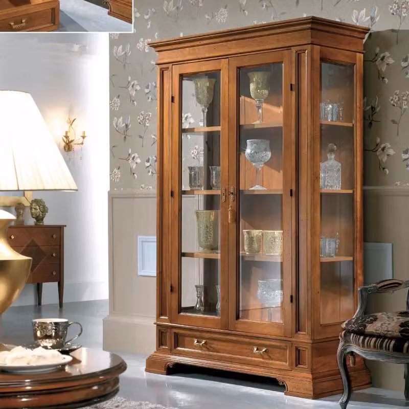 Vetrina classica in legno e vetro con 2 porte e 1 cassetto Mobili 2G colore marrone L: 142 cm, P: 49 cm, H: 210 cm – 2