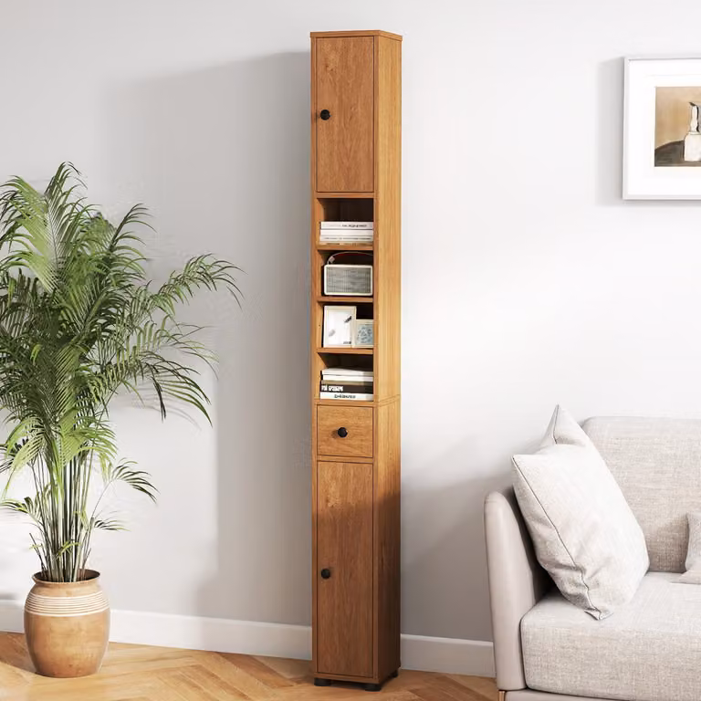 Armadio da bagno slim Costway in legno naturale marrone con 5 ripiani regolabili e cassetto di stoccaggio
