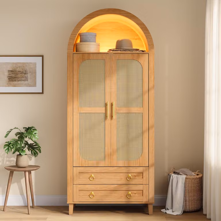 Armadio okwish con design ad arco, dotato di ripiano aperto, illuminazione LED controllabile tramite app, colonna alta con appendiabiti, 2 cassetti, finitura naturale