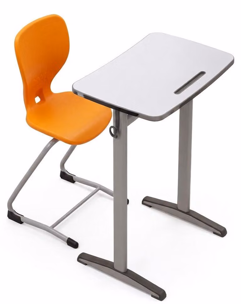 Scrivania scolastica moderna con struttura in metallo robusta e sedia ergonomica