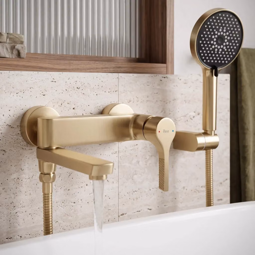 Rubinetto da vasca a parete Rea Maxim con leva singola e beccuccio orientabile in ottone color oro spazzolato – 2