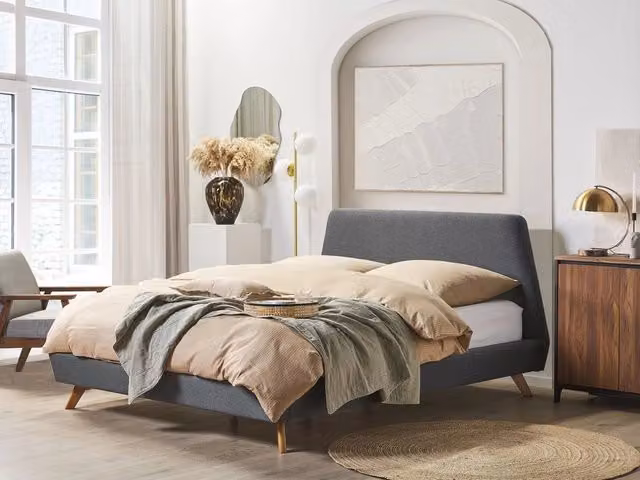 Letto Beliani con rivestimento in tessuto grigio e gambe in legno di gomma oliato L/P/H: 180 x 200 x 103 cm