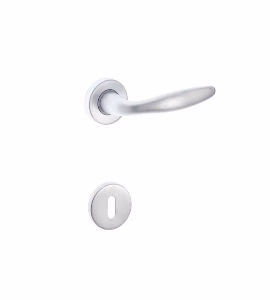 Maniglia quattro con rosette in ottone finitura cromo satinato