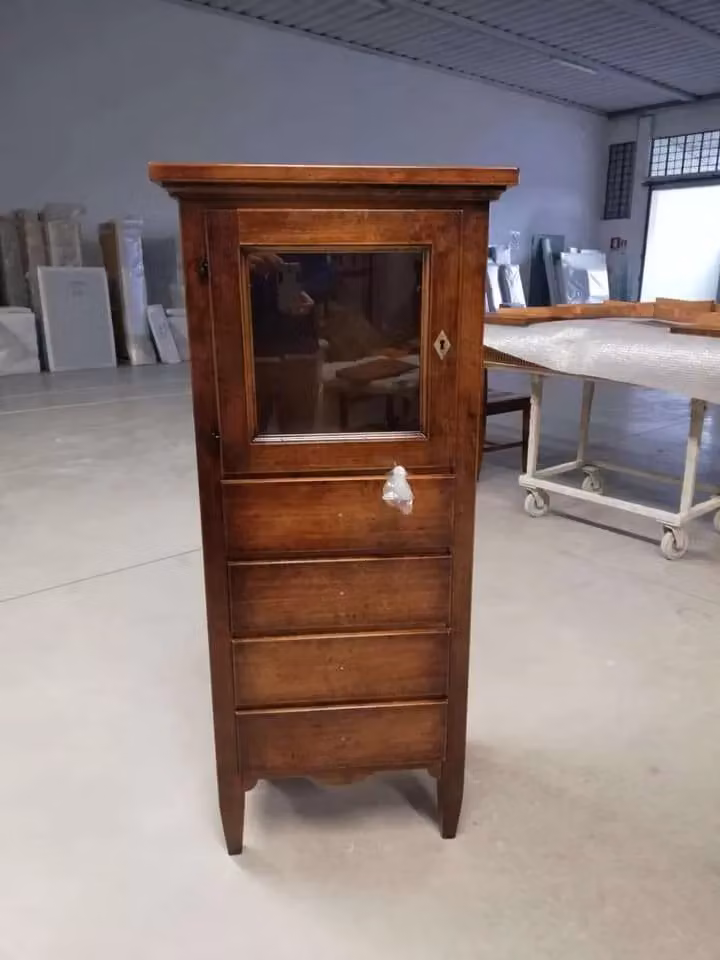 Vetrina Mobili 2G con 1 porta in vetro, 4 cassetti, in legno color noce, L: 57 cm, P: 40 cm, H: 134 cm