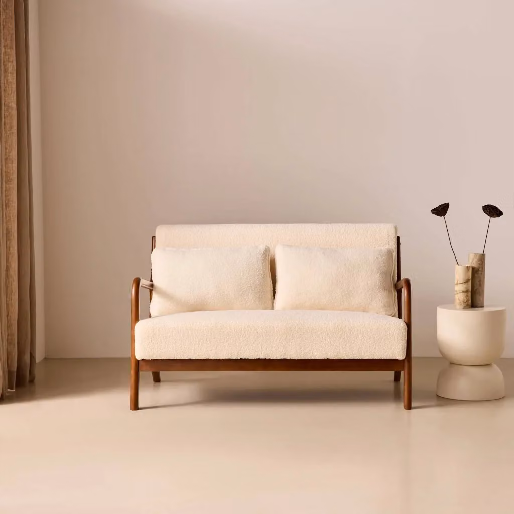 Divano SWEEEK in tessuto bouclé bianco con gambe in legno in stile scandinavo L: 124 cm, P: 83 cm, H: 77 cm – 2