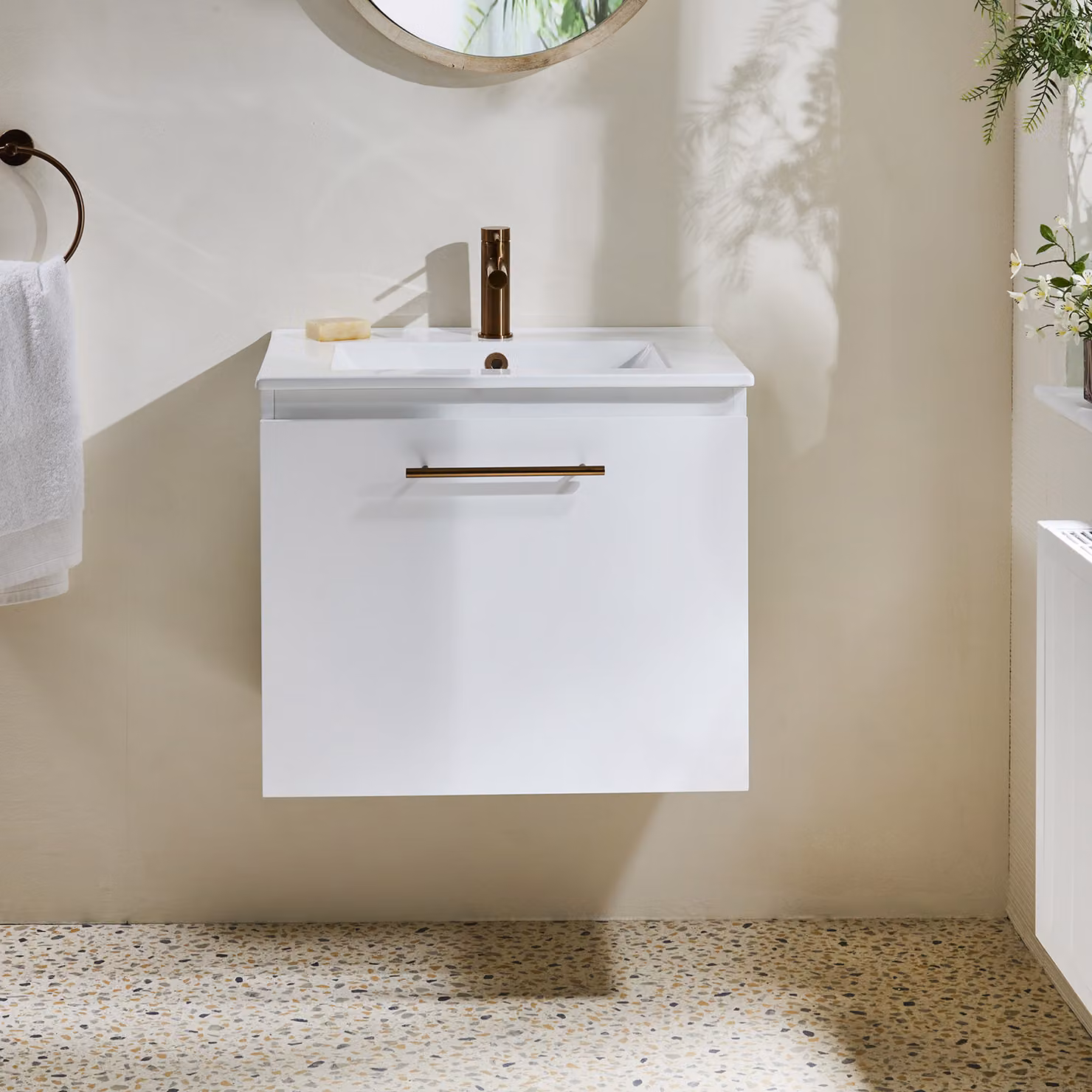 Mobile Bagno Bianco Sospeso da 600mm con Lavabo e Maniglia con Barra a T in Rame Satinato - Cluo