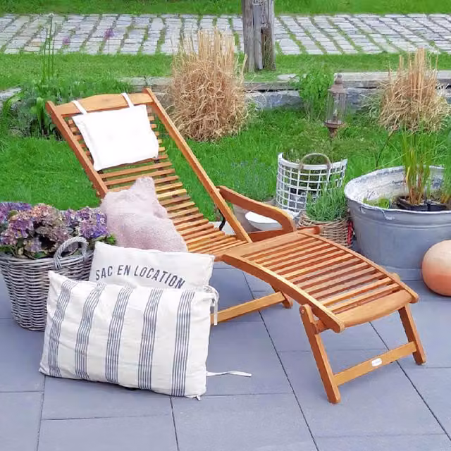 Set di 2 sdraio da giardino Casaria in legno di acacia con poggiatesta regolabile e braccioli, colore marrone e bianco