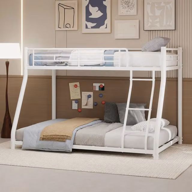Letto a castello 90 × 190 cm e 140 × 190 cm con scaletta e barriere di sicurezza, senza materasso, in ferro, bianco