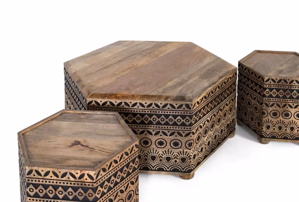 Set da tavolino e due sgabelli esagonali in legno stile boho con decorazione floreale marrone e nero di Giner Y Colomer – 2