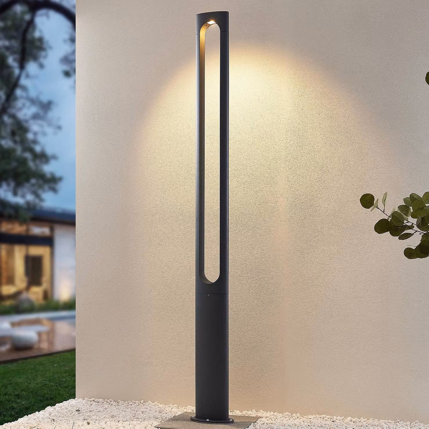Lucande Dovino lampione LED, 200 cm, Nero, Alluminio, Moderno
