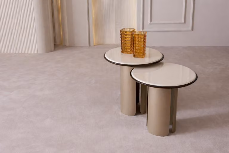 Tavolino di design, modello Duo, rotondo, color beige, con base cilindrica