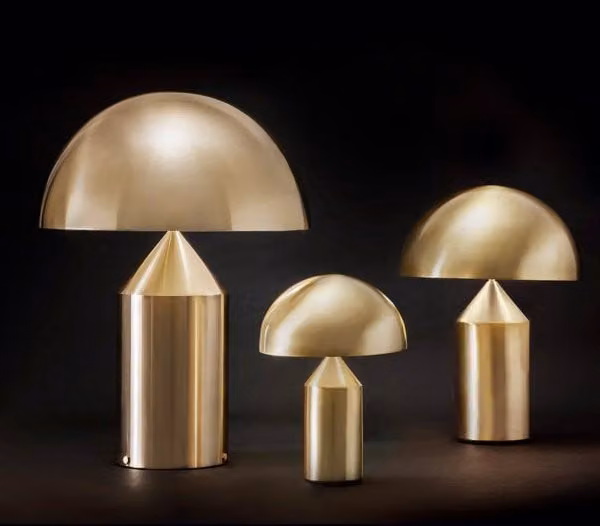Oluce Atollo Lampada da tavolo con LED dimmabile in metallo, disponibile in bianco o oro/ottone