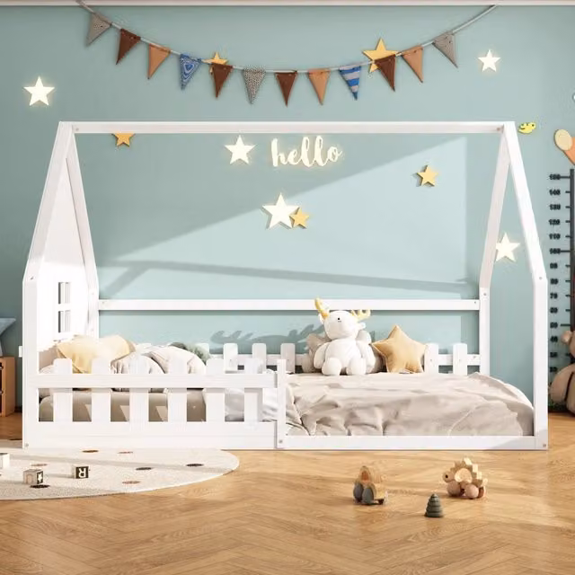 Letto basso per bambini 140x200 cm con tetto a casetta, sponde, in legno di pino - Bianco