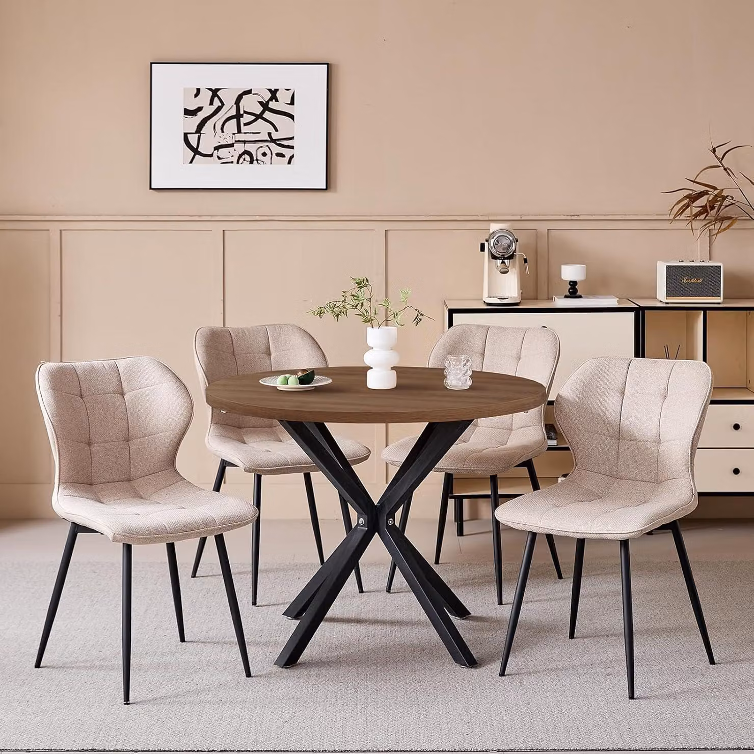 Set da pranzo composto da un tavolo rotondo di 100 cm di diametro e 4 sedie, con piano in legno scuro, sedute in lino color kaki e gambe in metallo