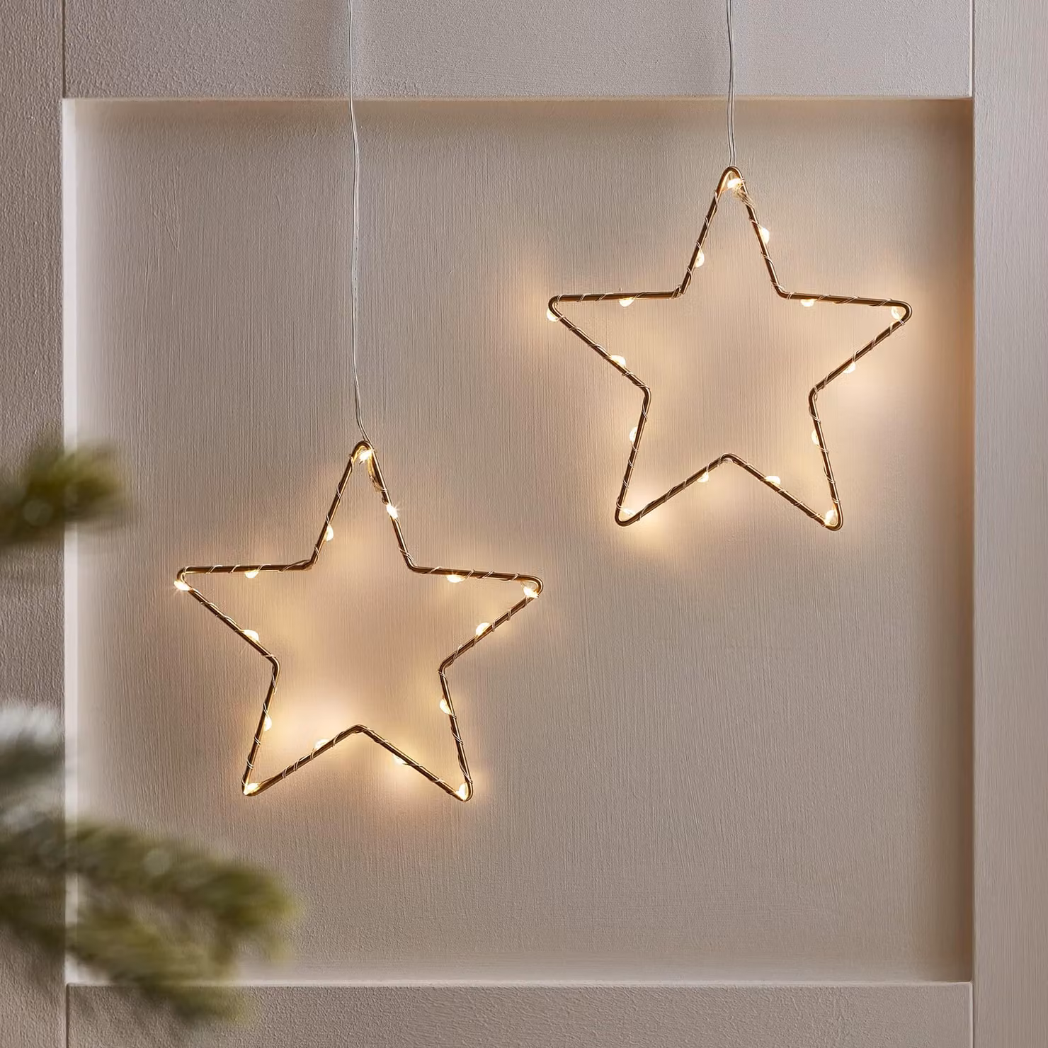 Set di 2 stelle luminose dorate, 15 cm di diametro, con luci LED bianco caldo e alimentate a batteria, dotate di timer