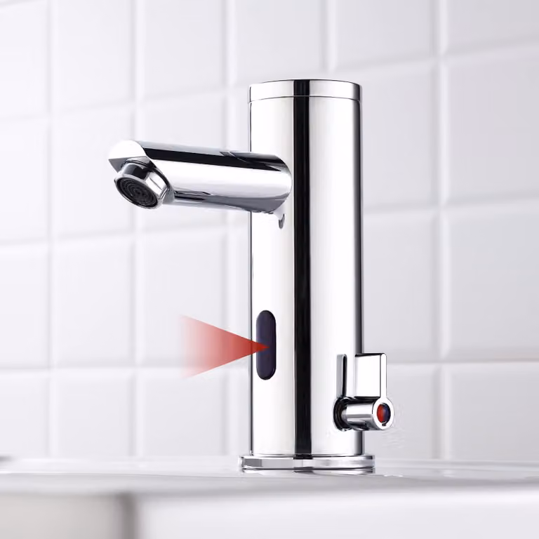 Rubinetto per lavabo con sensore a infrarossi, automatico, cromato, alimentato a batteria