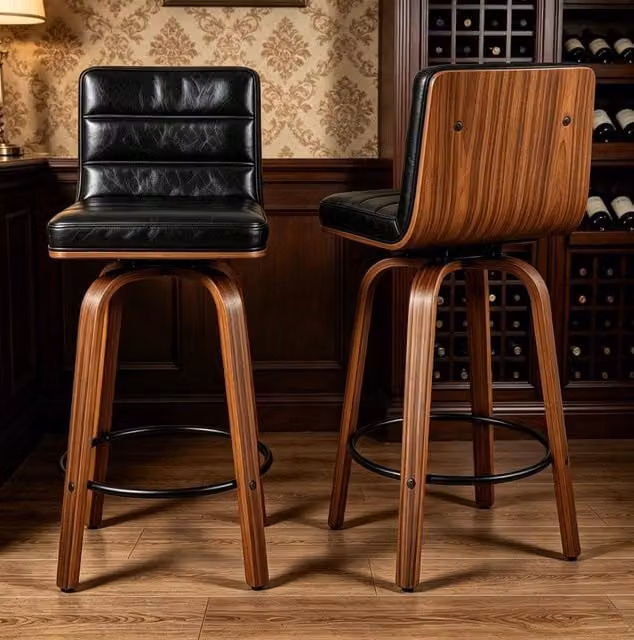 Sgabello da bar girevole nero con rivestimento in PU, gambe in legno e poggiapiedi