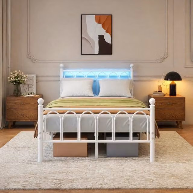 Letto in metallo 120 × 200 cm con testiera e pediera alte LED con app USB presa spazio sottoletto bianco