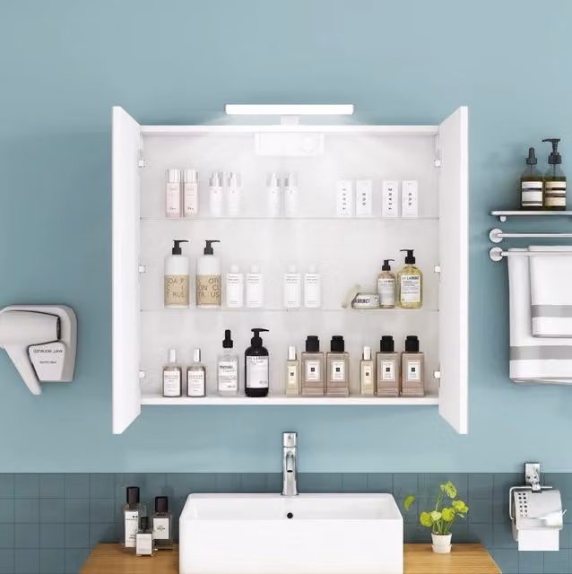 Mobile da bagno a specchio bianco 80 cm con 2 ante, illuminazione LED e presa francese, mensole in vetro regolabili in altezza, cerniere ammortizzate, senza necessità di montaggio