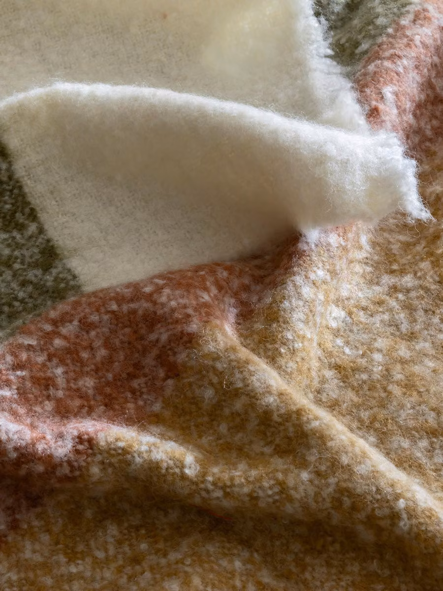 Coperta in lana a righe multicolore marrone e bianca Bergem di Kenay Home L: 130 cm x P: 130 cm – 2
