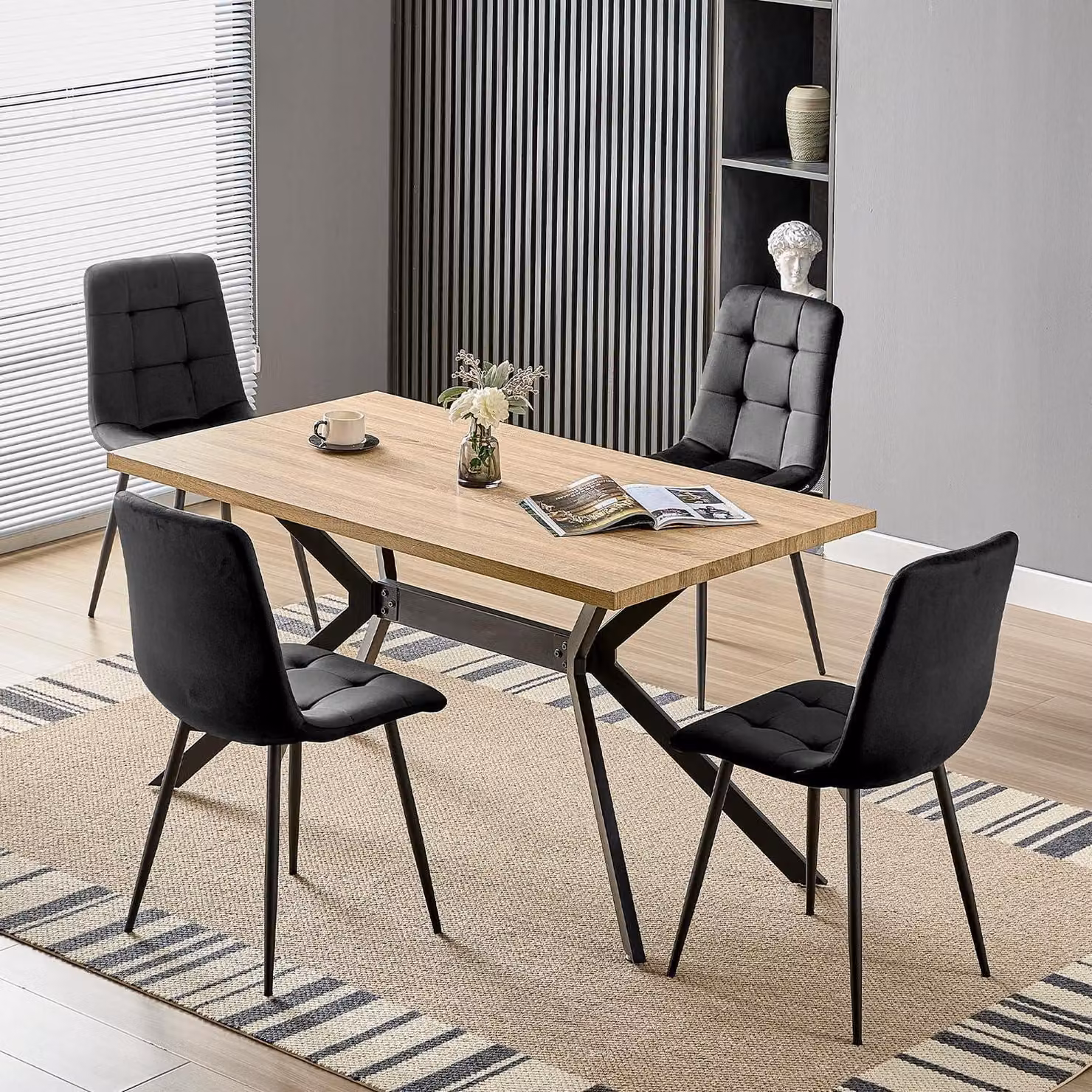 Tavolo da pranzo rettangolare con 4 sedie, dimensioni 140x80 cm, legno di colore chiaro, 4 sedie in velluto nero, gambe in metallo