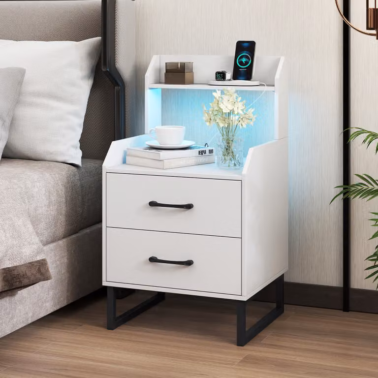 Comodino moderno Costway con stazione di ricarica integrata, luci LED, 2 cassetti e mensola aperta, disponibile in bianco o nero