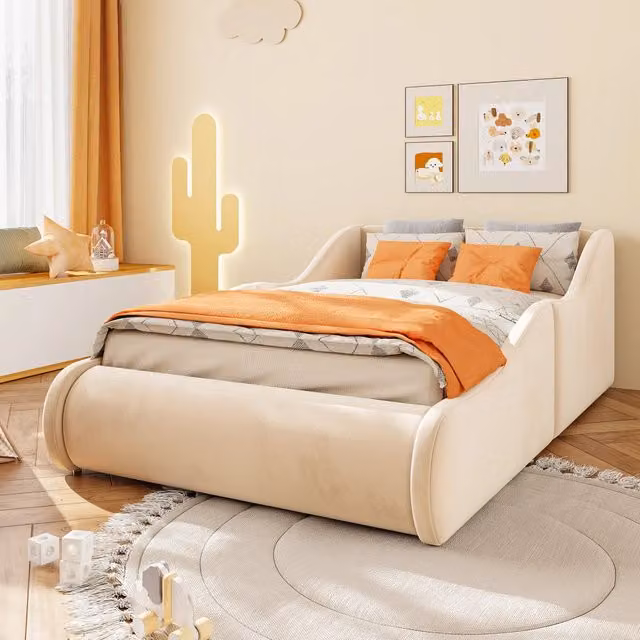 Letto per bambini imbottito beige con testiera alta e sponde laterali rivestito in tessuto effetto velluto