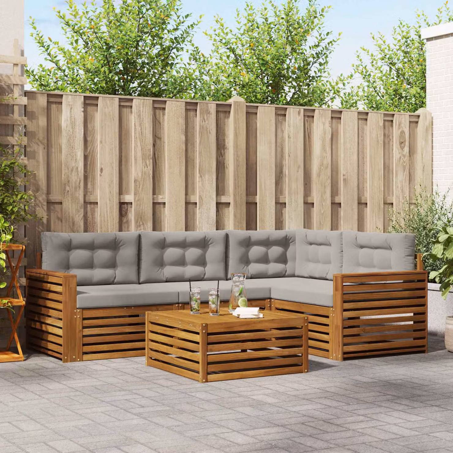 vidaXL Set di divani da esterno a L in legno di acacia con tavolino e cuscini, Grigio e Marrone