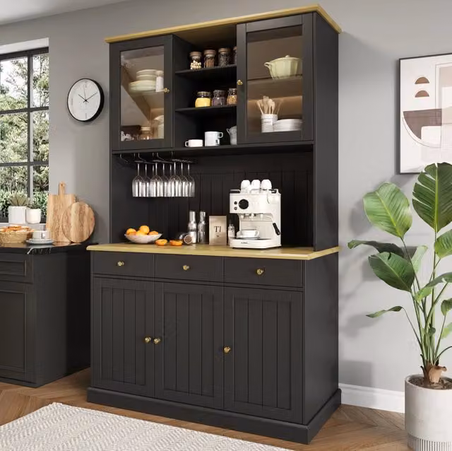 Credenza alta 120×40×191 cm in pannello truciolare; ante in vetro; porta calici; prese e USB-A/USB-C; nera
