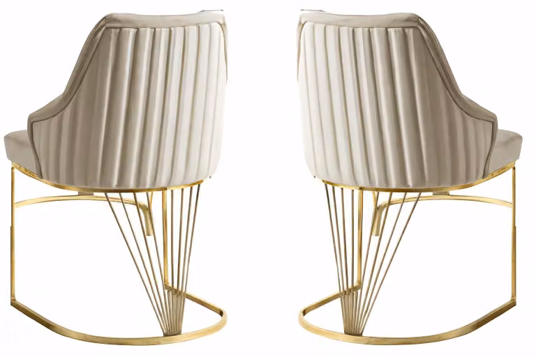 Due eleganti sedie con dettagli dorati e un design lussuoso