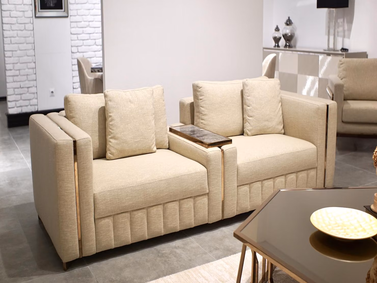 Moderne Wohnzimmer Polstercouch Stilvoller 4-Sitzer Stoffsofa Möbel