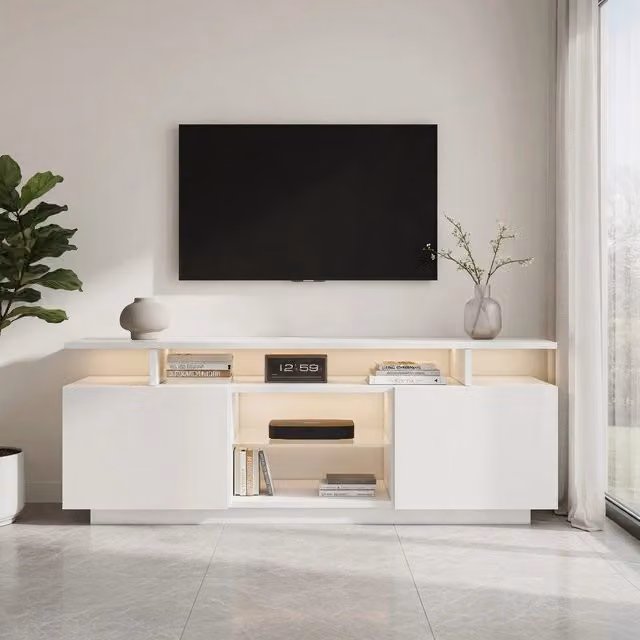 Cassettiera per TV moderna KOMHTOM bianca con illuminazione integrata in legno e MDF, L: 140 cm, P: 35 cm, H: 55 cm