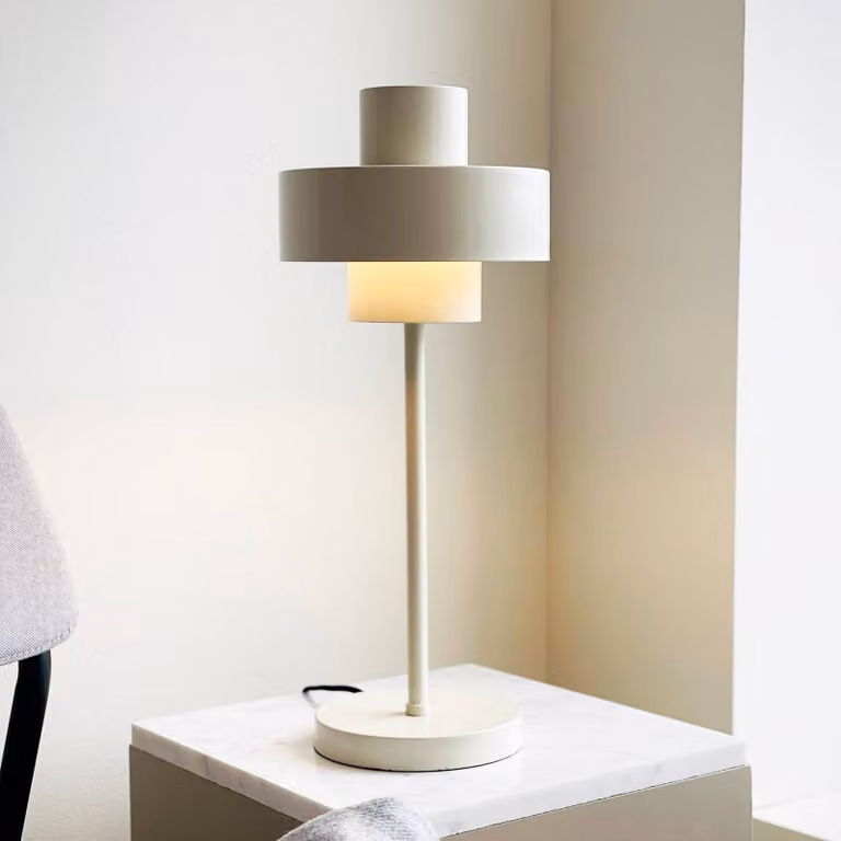 Dyberg Larsen Lampada da tavolo Stoke, Bianco / Opale, Soggiorno / Sala da pranzo, Metallo, Design, Lampada da tavolo