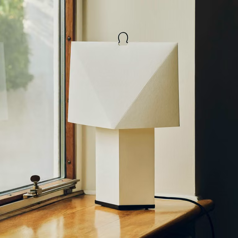 HAY Lampada da tavolo Aplat, Bianco / Opale, Soggiorno / Sala da pranzo, Carta / Lunolit / Lunopal, Moderno, Lampada da tavolo