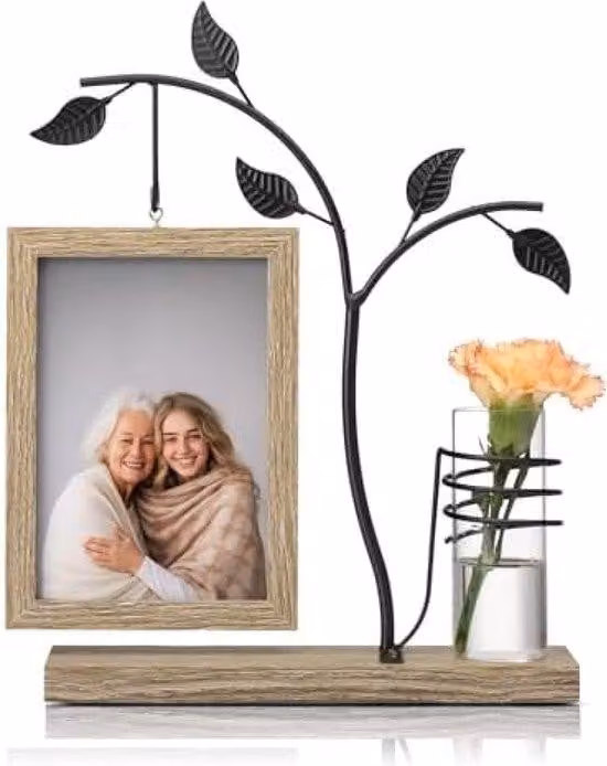 Cornice fotografica con piccole fioriere in vetro su supporto in legno