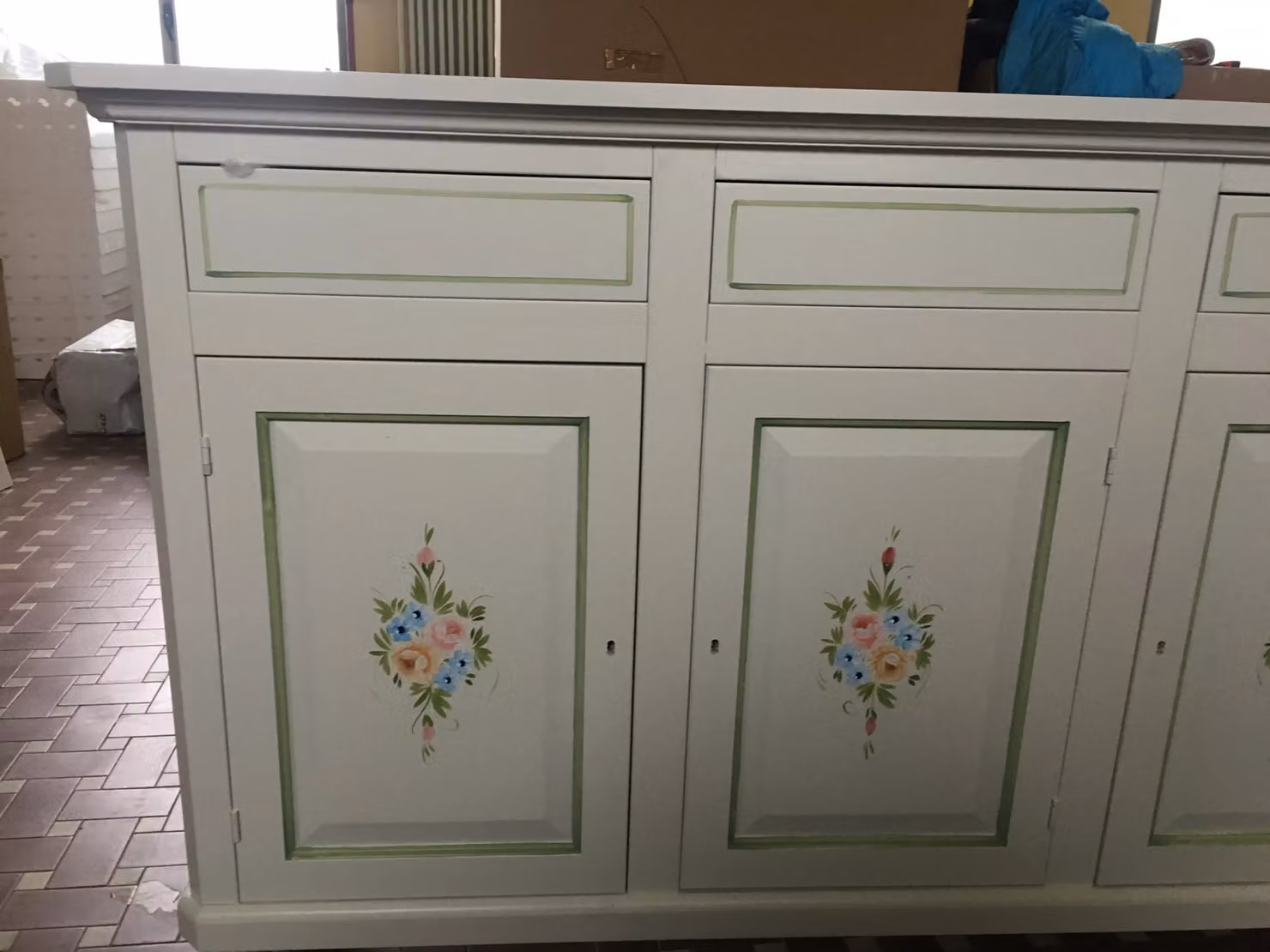 Cristalliera Napoletana Arte Povera Mobili 2G con 3 ante e decori floreali bianco L: 150 cm, P: 43 cm, H: 208 cm – 2