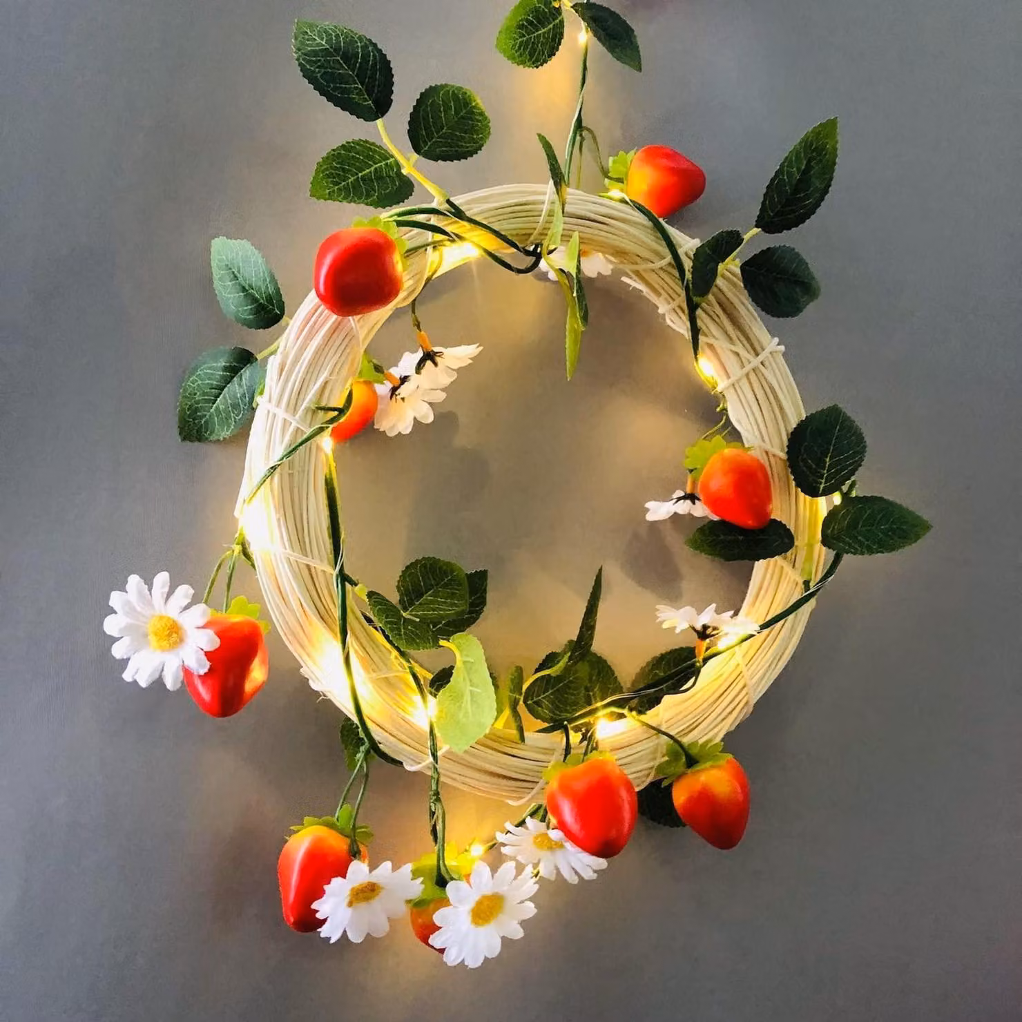 Catena luminosa a forma di fragola artificiale, 2 fili, 20 LED, luce bianca calda, alimentazione a batteria, lunghezza 2 metri